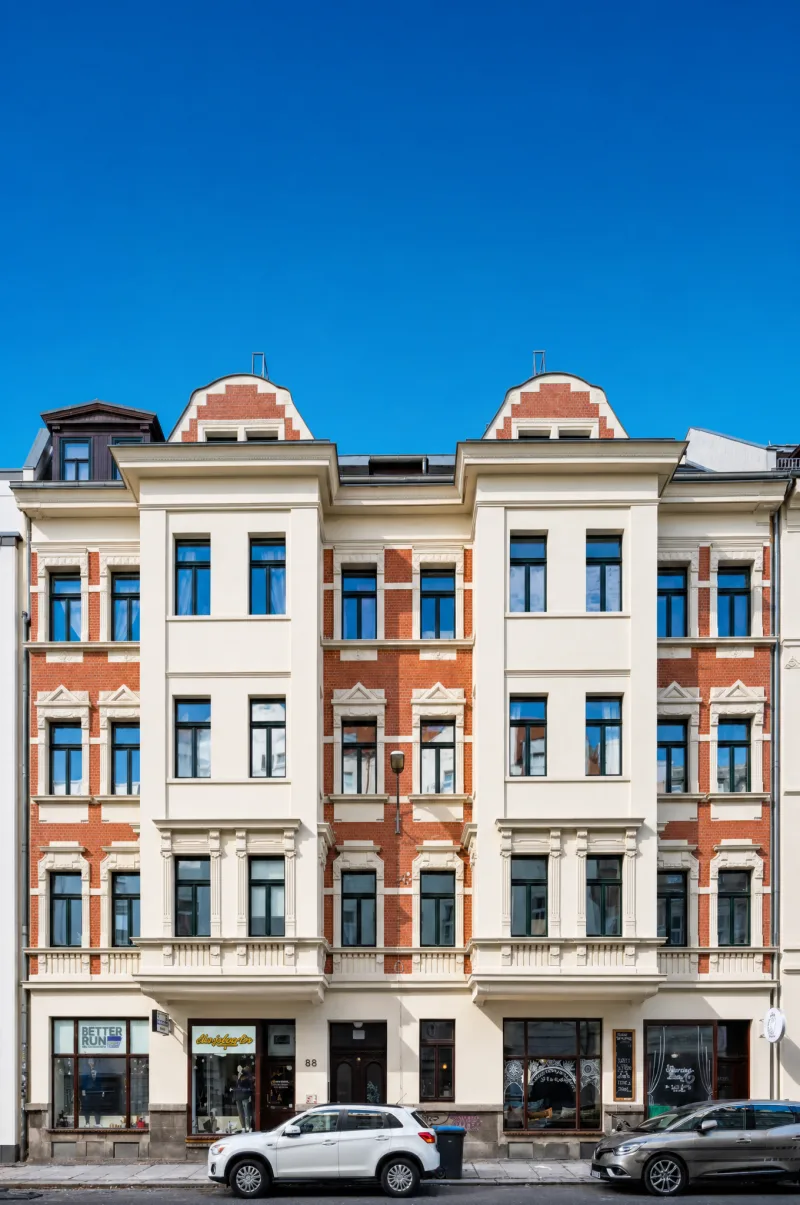 Gründerzeit-Wohnhaus in Leipzig mit Klinker- und heller Stuckfassade