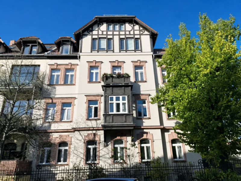 Denkmalgeschütztes Mehrfamilienhaus in Leipzig mit Fachwerkgiebel und Holzerker