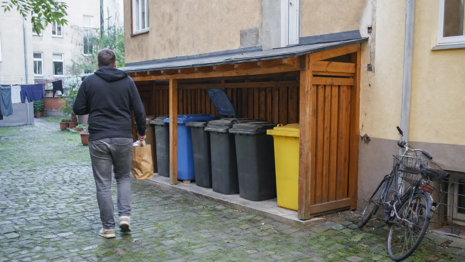 Mülltonnenplatz im Hinterhof eines Mehrfamilienhauses