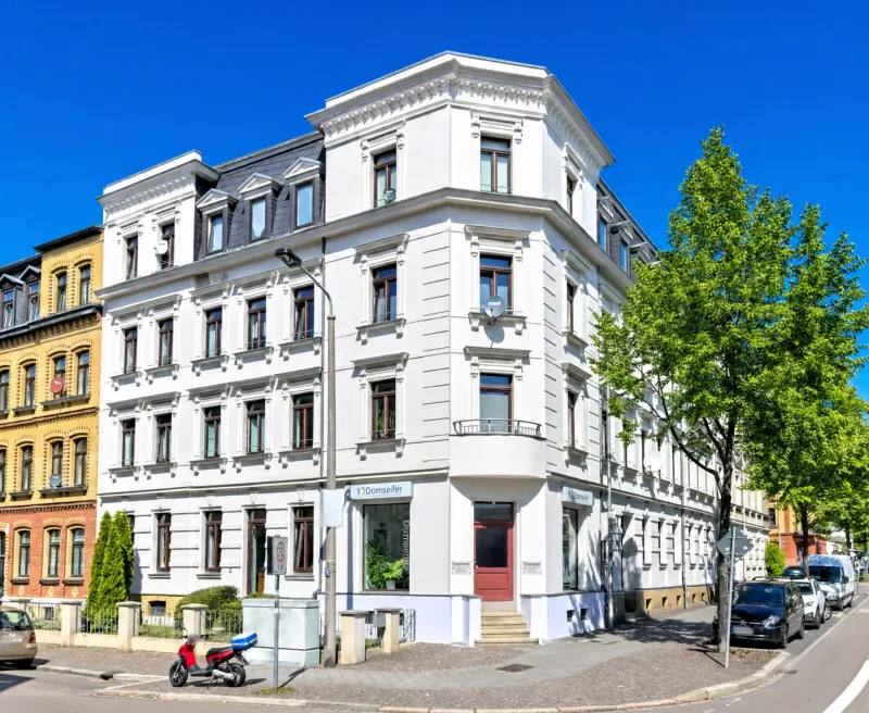 Historisches Eckgebäude mit weißer Fassade