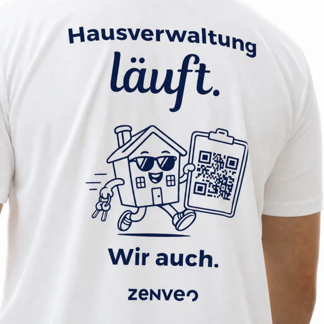 Rückenaufdruck des Team-Shirts: „Hausverwaltung läuft. Wir auch. zenveo“ mit laufendem Haus