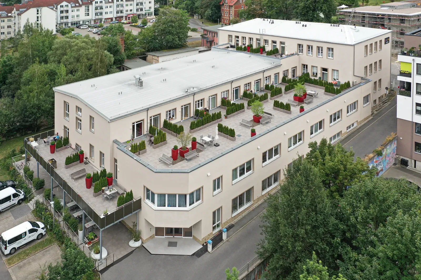 Luftaufnahme eines advita-Standorts mit begrünter Dachterrasse