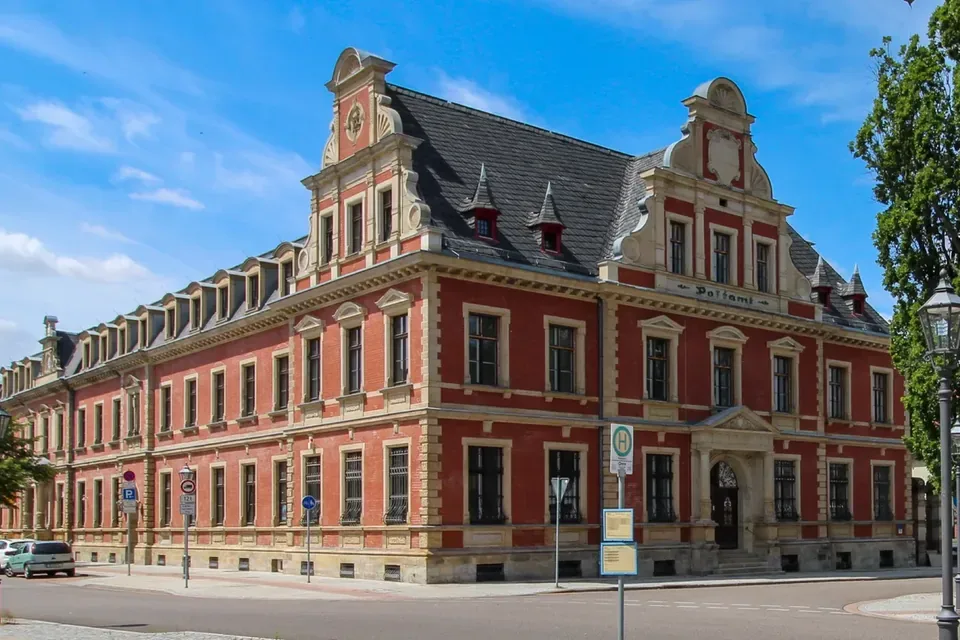 Straßenansicht eines advita-Standorts im historischen Backsteinbau