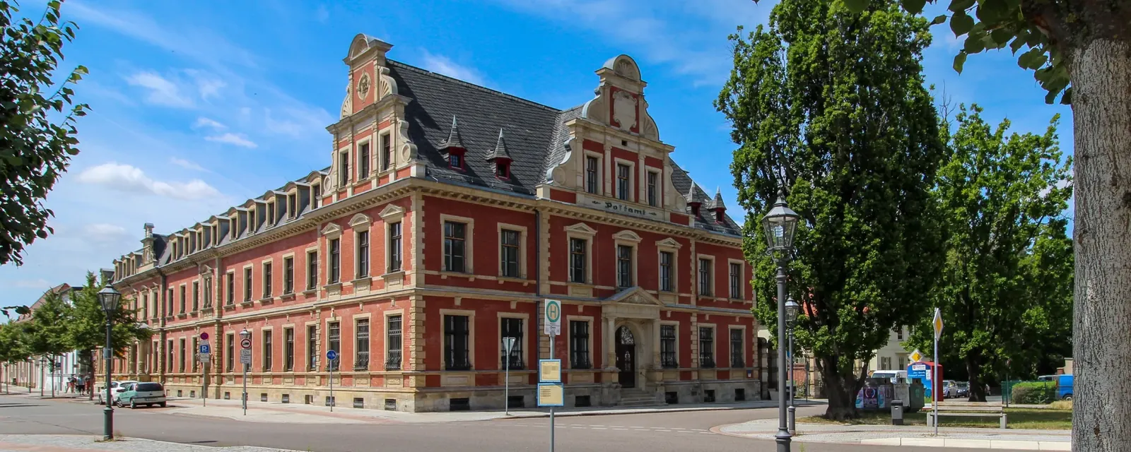 Straßenansicht eines advita-Standorts im historischen Backsteinbau